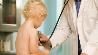 Examen de santé d'un enfant