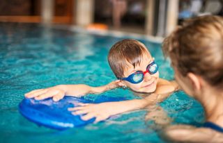 Un enfant protégé de la noyade par la surveillance parentale